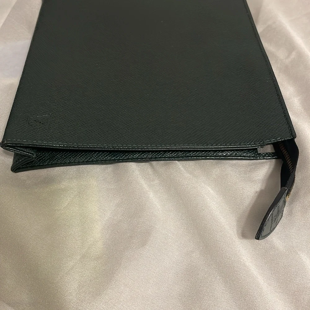 Louis Vuitton pouch in hunter green W/ COA - Picture 3 of 9